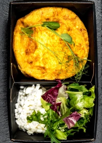 Omelet with cottage cheese and herbs