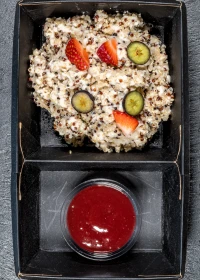 Oatmeal with quinoa and jam