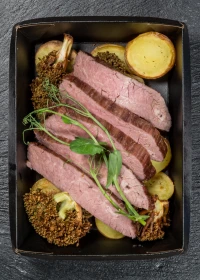 Roast beef with potatoes and broccoli