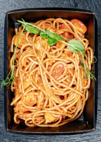 spaghetti with chicken breast in tomato sauce